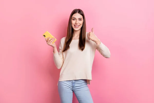 Retrato Menina Atraente Alegre Cabelos Castanhos Usando Aplicativo Mostrando Polegar — Fotografia de Stock