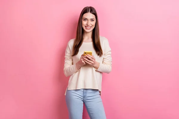 Ritratto Attraente Ragazza Dai Capelli Castani Allegro Utilizzando Dispositivo Gadget — Foto Stock