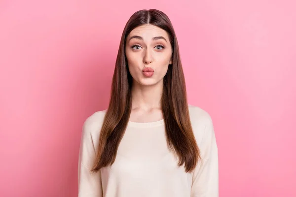 Retrato Atraente Flerte Menina Cabelos Castanhos Enviando Beijo Isolado Sobre — Fotografia de Stock