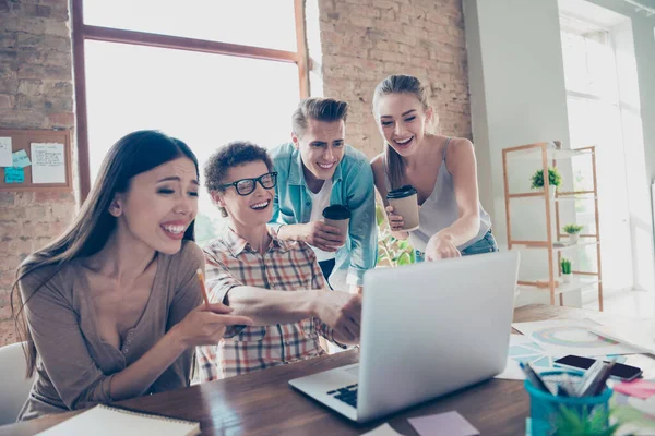 Photo Crazy Laughing College Students Groupmates Relaxing Lessons Watch Show — Stock Photo, Image