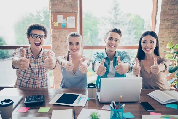 Photo Positive Funky Groupmates Showing You Big Thumbs Give Recommendation — Stock Photo, Image