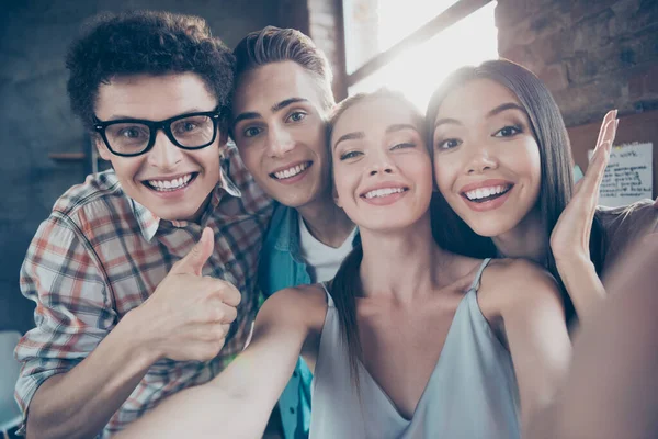 Foto Affascinante Buon Umore Compagni Gruppo Amici Prendere Selfie Insieme — Foto Stock