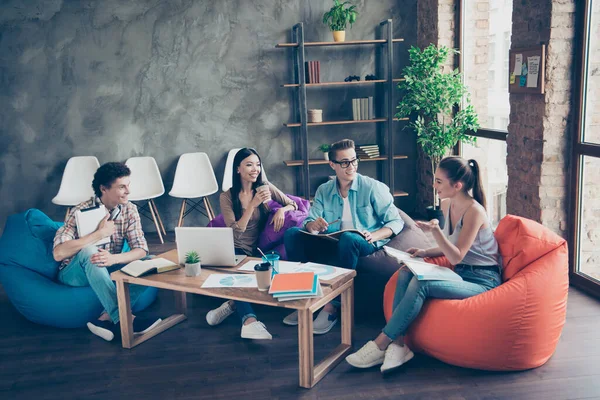 Foto Dobré Nálady Pozitivní Nejlepší Přátelé Studenti Koleji Diskutovat Jejich — Stock fotografie