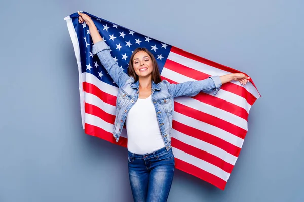 有吸引力的 正面的 满意的 带着美国国旗的女子的画像 以灰色背景为背景 — 图库照片