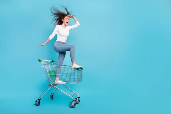 Foto Mujer Adorable Funky Usar Camisa Blanca Montar Bandeja Compras — Foto de Stock