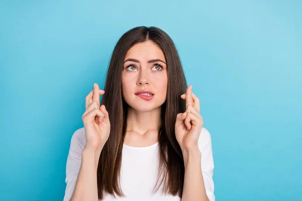 Portret Van Aantrekkelijke Angstige Angstige Dame Met Gekruiste Vingers Zorgen — Stockfoto