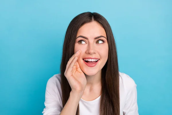 Porträtt Charmiga Vackra Dam Ser Tomt Utrymme Annonsera Främja Produkt — Stockfoto