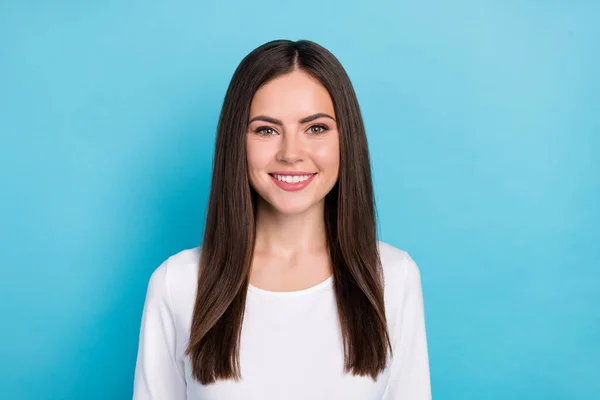 Retrato Atractiva Chica Morena Contenido Alegre Sonriendo Sinceramente Aislado Sobre — Foto de Stock