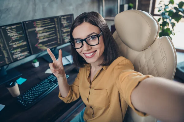 Self Portrait Beautiful Cheerful Skilled Girl Cyber Editor Developer Showing — Stock Photo, Image