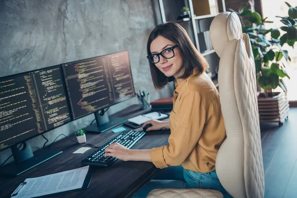 Profiel Zijaanzicht Portret Van Aantrekkelijke Vrolijke Meisje Expert Ontwikkelen Besturingssysteem — Stockfoto