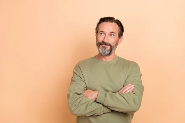 Retrato Atractivo Hombre Alegre Brazos Plegados Copia Vacío Espacio Blanco —  Fotos de Stock