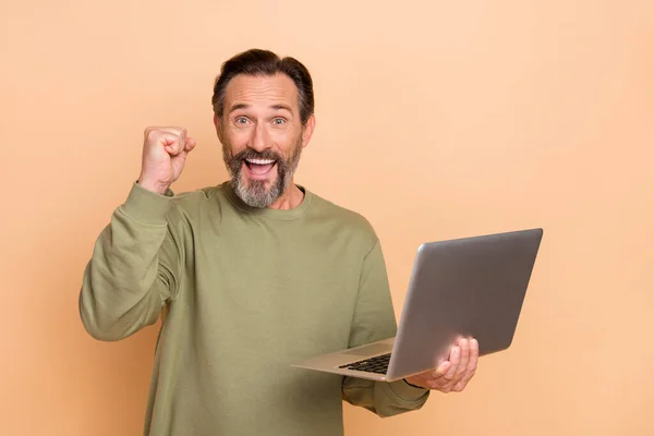 Portret Atrakcyjnego Szczęśliwego Mężczyzny Korzystającego Laptopa Radującego Się Sportowym Zakładem — Zdjęcie stockowe
