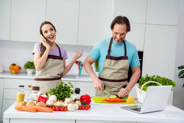 Foto Rolig Ganska Mogen Fru Man Klädd Förkläden Talar Modern — Stockfoto