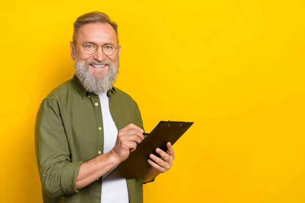 Portret Van Vrolijke Vriendelijke Oude Persoon Houden Klembord Pen Lege — Stockfoto