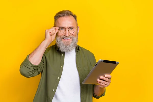 Porträtt Glad Åldrad Person Hand Beröring Glasögon Hålla Tablett Strålande — Stockfoto