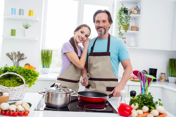 Olgun Bir Eşin Önlük Giyip Evde Yemek Pişirirken Çekilmiş Fotoğrafı — Stok fotoğraf