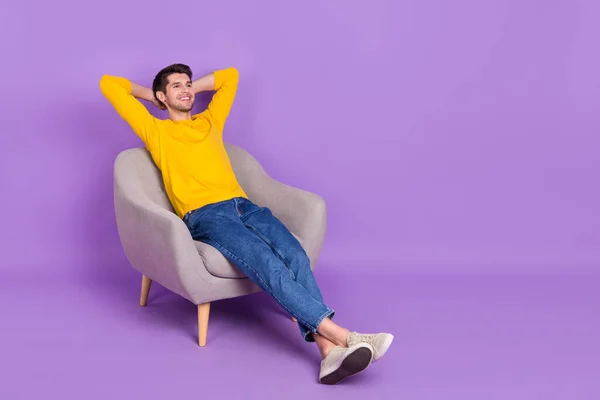 Foto Longitud Completa Hombre Atractivo Relajante Sentarse Silla Pasar Tiempo —  Fotos de Stock