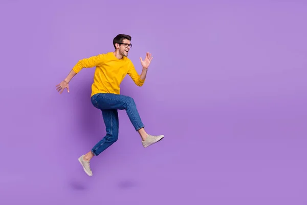Full Length Εικόνα Του Περιχαρείς Χαρούμενος Άνθρωπος Τρέχει Γρήγορη Ταχύτητα — Φωτογραφία Αρχείου