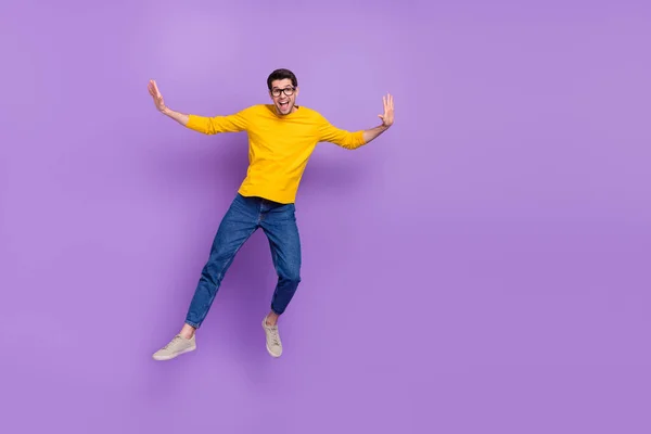 フルボディ写真の笑顔ハンサムな若い男のジャンプアップ楽しむ夏休み孤立した上に紫色の背景 — ストック写真