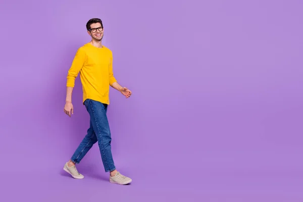 Helkroppsbild Glad Stilig Ung Man Promenad Koppla Sommarsemester Isolerad Violett — Stockfoto