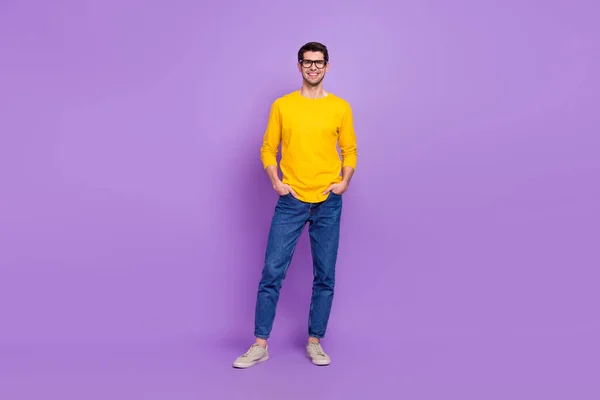 良い気分の完全な体の写真明るい賢い若いビジネスマン彼の会社を独立した紫色の背景に — ストック写真