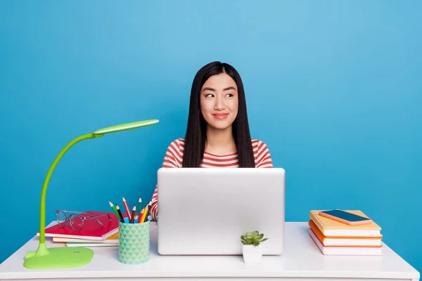 Porträtt Sinnade Söt Thai Flicka Sitter Skrivbord Ser Intresserad Tomt — Stockfoto