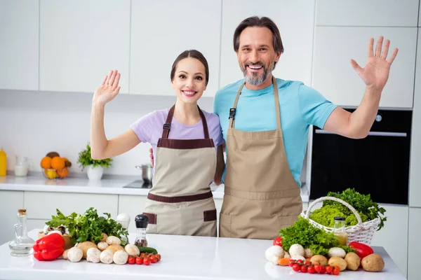 Foto Två Glada Vänliga Människor Arm Palm Viftande Rekord Visa — Stockfoto