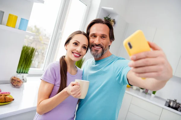 Retrato Dama Atractiva Hombre Guapo Celebrar Taza Café Tomar Selfie — Foto de Stock