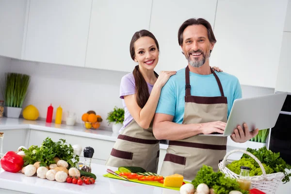 Foto Två Positiva Idylliska Partners Kram Toothy Leende Hålla Trådlös — Stockfoto