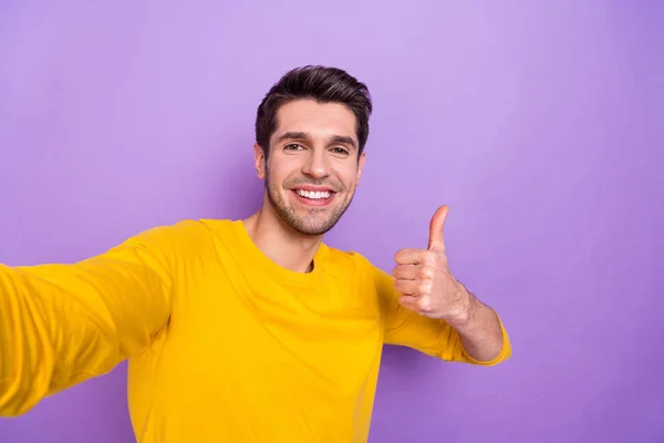 明るい歯のビーミングの写真男性が自画撮りショー親指アップは 紫色の背景に隔離された製品をお勧めします — ストック写真