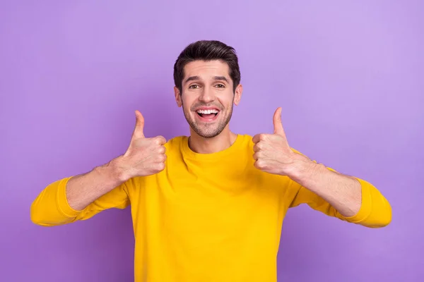 Foto Homem Alegre Sorrindo Engraçado Mostrando Thumb Recomendar Oferta Produto — Fotografia de Stock