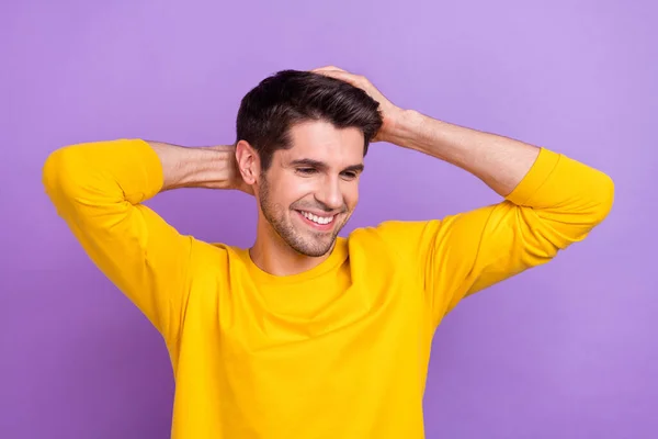 Foto Von Glücklich Lächelnden Jungen Mann Berühren Seine Frisur Nach — Stockfoto