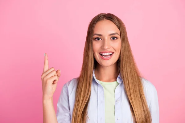 Porträtt Ganska Glad Person Peka Finger Toothy Leende Kreativ Idé — Stockfoto