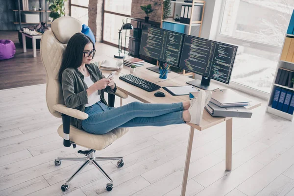 若い女の子のフルサイズのプロフィール側の写真は モバイルタイプのシェアサービスのサポートデザイナーのウェブサイトは 屋内の椅子の職場に座る — ストック写真