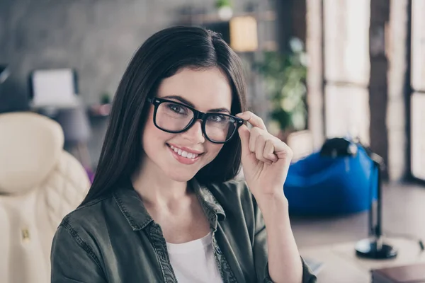 Foto Ung Glad Vacker Kvinna Hand Touch Glasögon Stöd Webbplats — Stockfoto