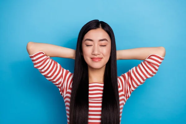 Retrato Calma Adorável Menina Olhos Fechados Mãos Atrás Cabeça Tirar — Fotografia de Stock