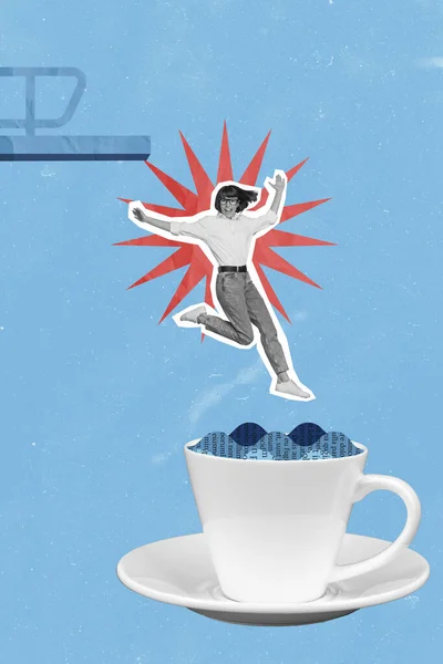 トランポリンからコーヒーカップへと飛び降りる黒い白い効果の複合コラージュ写真青の背景に隔離された仕事の完全な — ストック写真