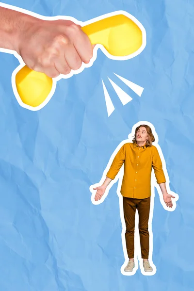 Вертикальне Колажне Зображення Величезної Руки Тримає Телефонний Дзвінок Крик Голосно — стокове фото