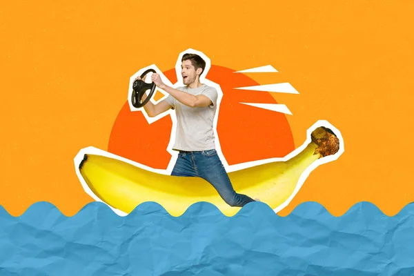 一幅不同寻常的拼贴图片 画面中的年轻人驾驶着香蕉在日出背景下与世隔绝的大海中悠闲自在地驰骋 — 图库照片
