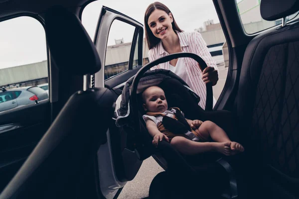 Neşeli Güzel Bayan Kollarının Fotoğrafı Bebek Koltukta Oturuyor Otomobil Salonu — Stok fotoğraf