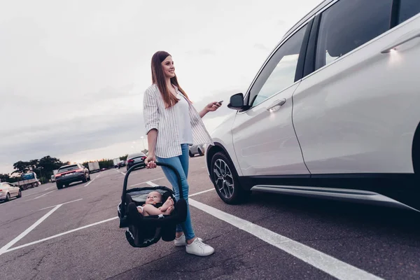 Olumlu Anne Fotoğrafı Küçük Kız Günlük Kıyafetler Giyiyor Araba Koltuğunu — Stok fotoğraf