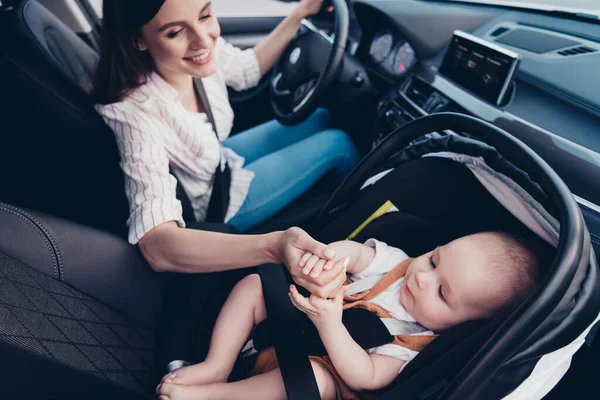 Foto Adorable Mamá Alegre Hija Pequeña Usar Trajes Casuales Montar — Foto de Stock