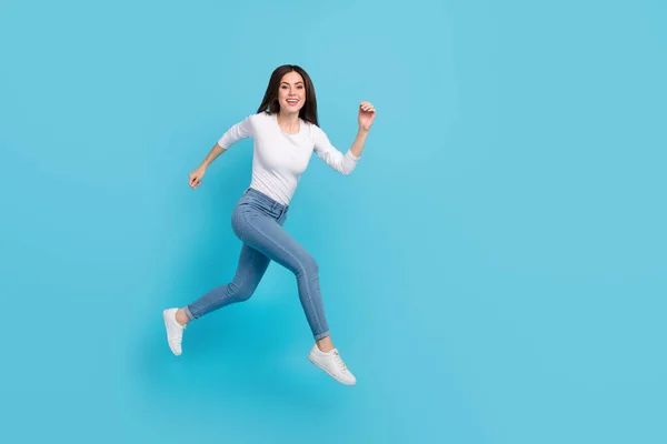 Foto Mujer Excitada Ensueño Usar Camisa Blanca Saltando Alto Corriendo — Foto de Stock