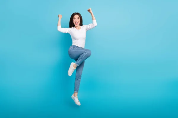 Foto Mujer Afortunada Divertida Usar Camisa Blanca Levantando Puños Saltando — Foto de Stock