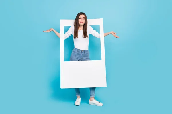 Beyaz Çerçeveli Omuz Silken Komik Bir Kızın Tam Boy Fotoğrafı — Stok fotoğraf