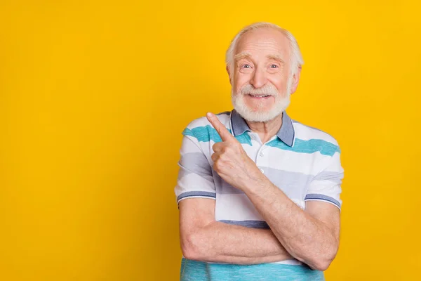 Retrato Atractivo Hombre Pelo Gris Alegre Demostrando Espacio Copia Manera — Foto de Stock