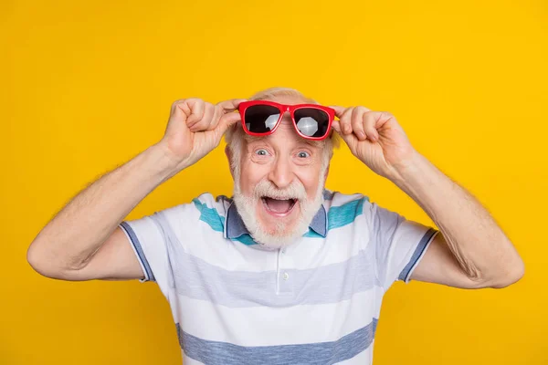 Retrato Atraente Espantado Alegre Homem Cabelos Grisalhos Tocando Especificações Wow — Fotografia de Stock