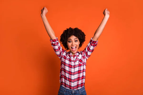 Портрет Изумленной Радостной Девушки Поднять Руки Кулак Успех Изолирован Оранжевом — стоковое фото