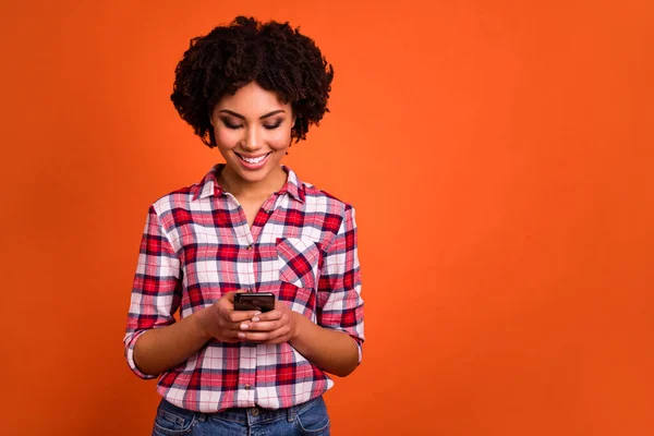 Foto Senhora Positiva Atraente Usar Telefone Digitando Post Desfrutar Velocidade — Fotografia de Stock