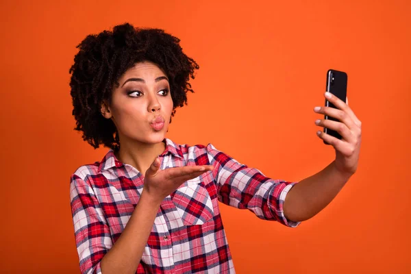 Foto Flerte Senhora Uso Gadget Fazer Selfie Enviar Mão Beijo — Fotografia de Stock